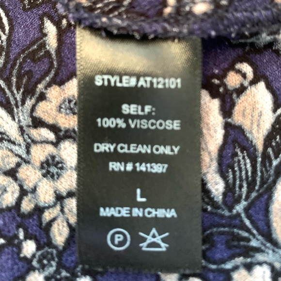 ASTR the Label Navy Blue Grey Floral Blouse Size L career casual V neck top - Picture 5 of 14